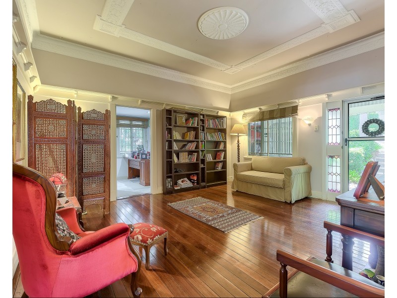 11 Mervyn Grove, St Lucia QLD 4067