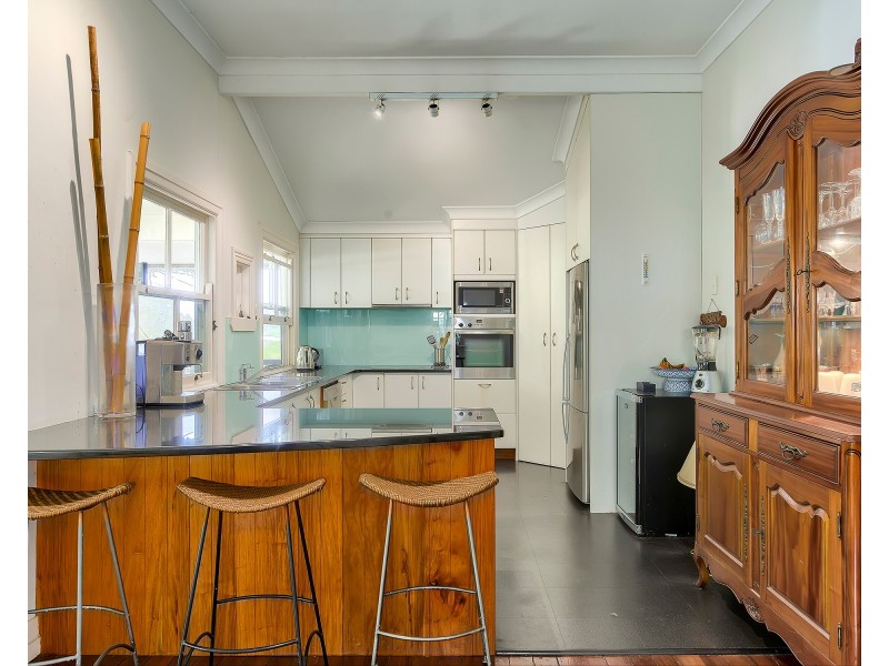 11 Mervyn Grove, St Lucia QLD 4067