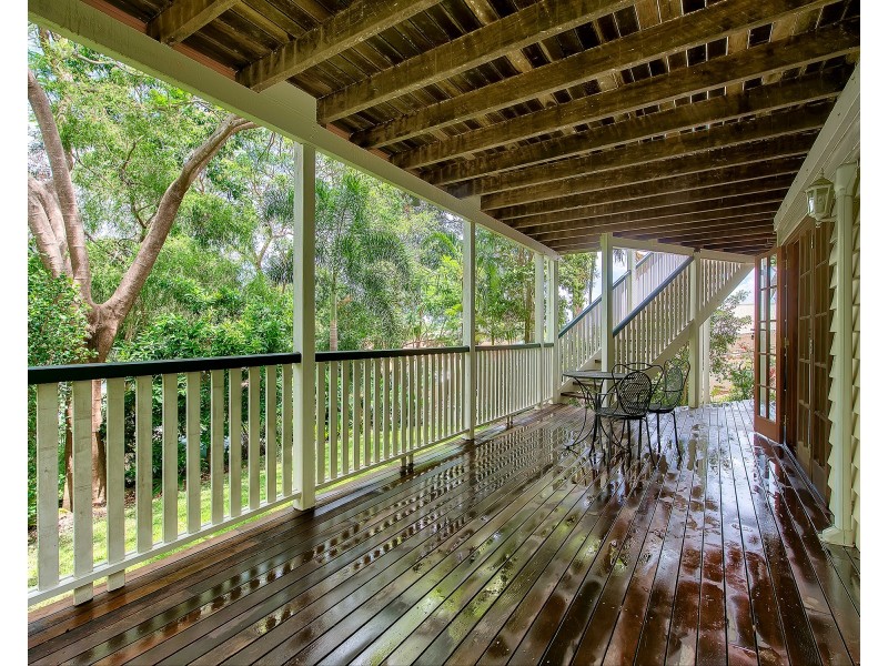11 Mervyn Grove, St Lucia QLD 4067