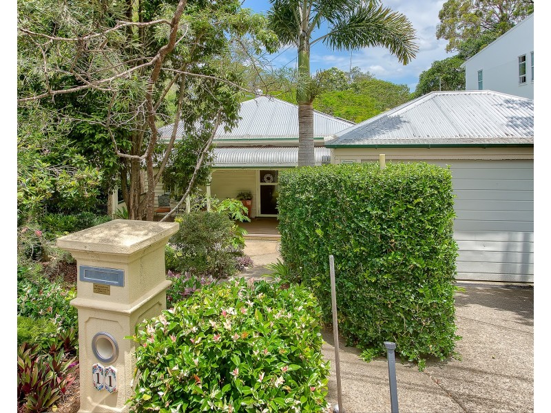 11 Mervyn Grove, St Lucia QLD 4067