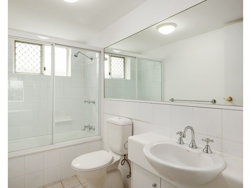 1/120 Carmody Road, St Lucia QLD 4067