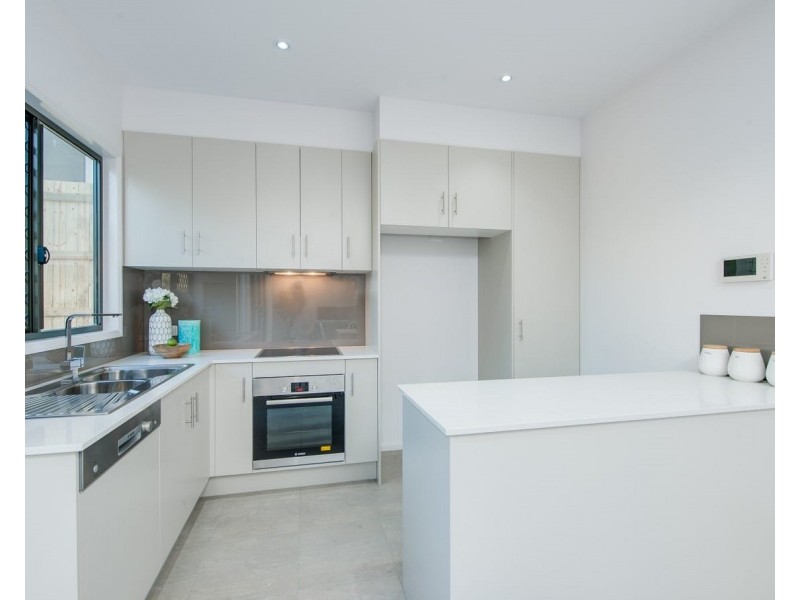 2A Houthem Street, Camp Hill QLD 4152