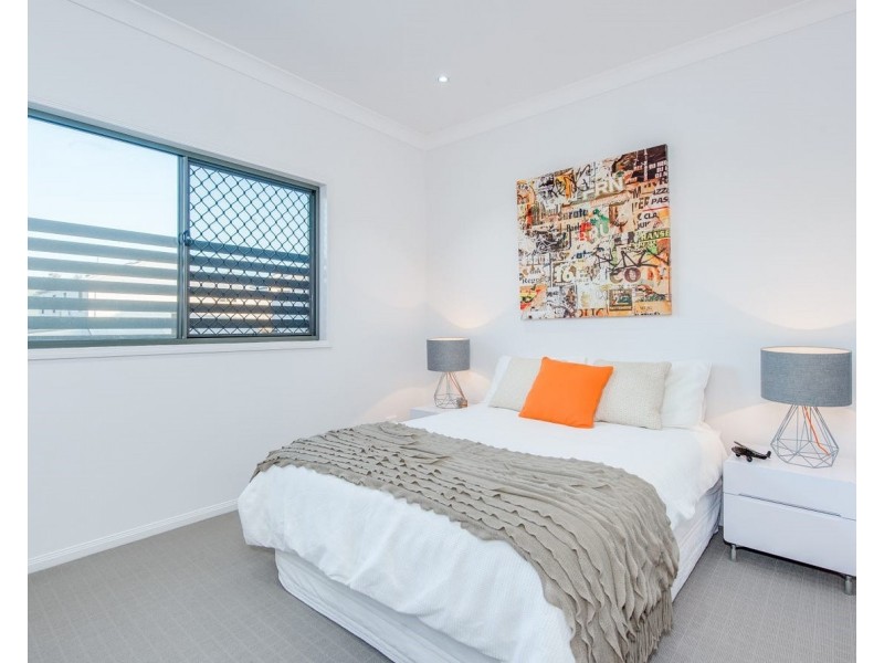 2A Houthem Street, Camp Hill QLD 4152