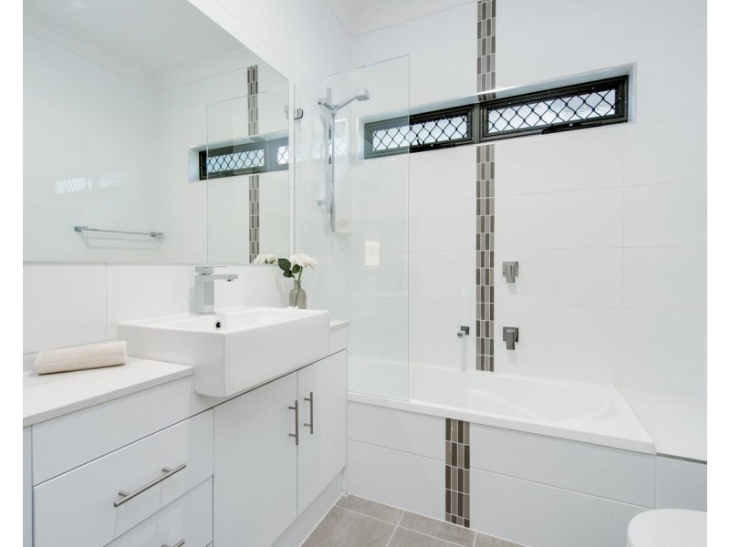 2A Houthem Street, Camp Hill QLD 4152