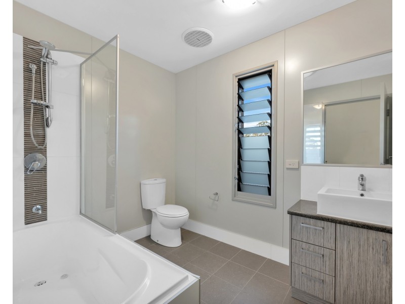 4/2 Bunya Lane (AKA 4/1 Daintree Parkway), Fitzgibbon QLD 4018