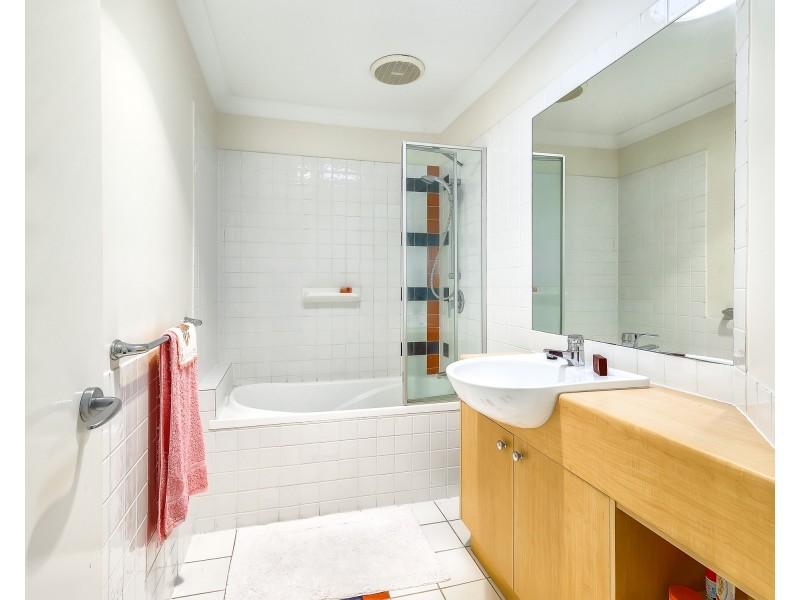 2/11 Indooroopilly Road, Taringa QLD 4068