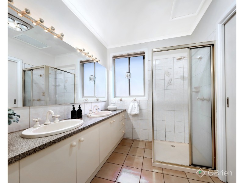 2/18a Canterbury Street, Hughesdale VIC 3166