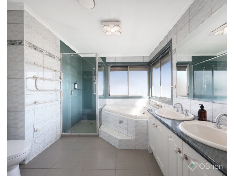 2/18a Canterbury Street, Hughesdale VIC 3166