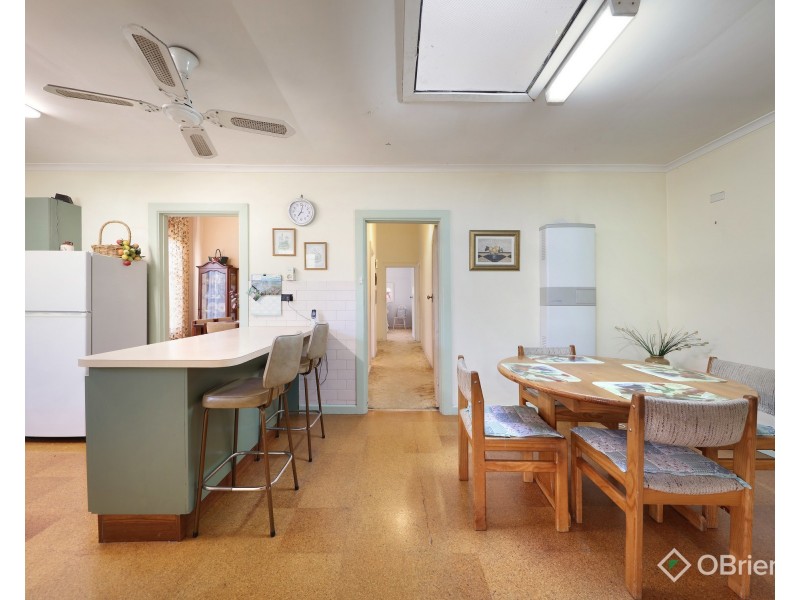 4 Clapham Road, Hughesdale VIC 3166