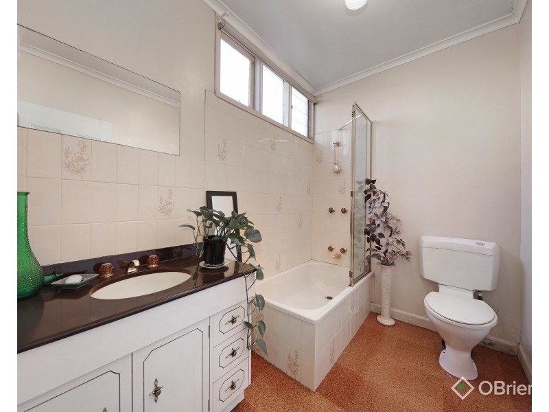 4 Clapham Road, Hughesdale VIC 3166