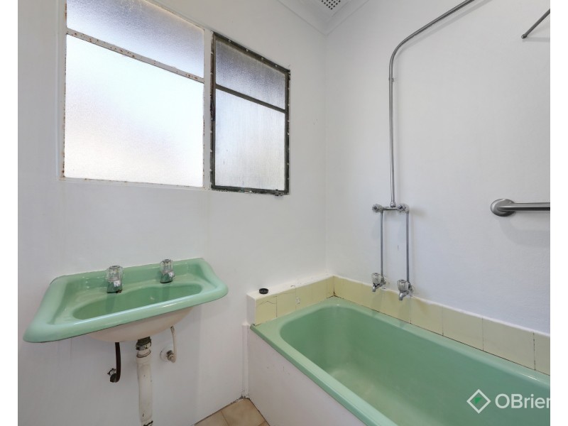 8 Gooyong Avenue, Chadstone VIC 3148