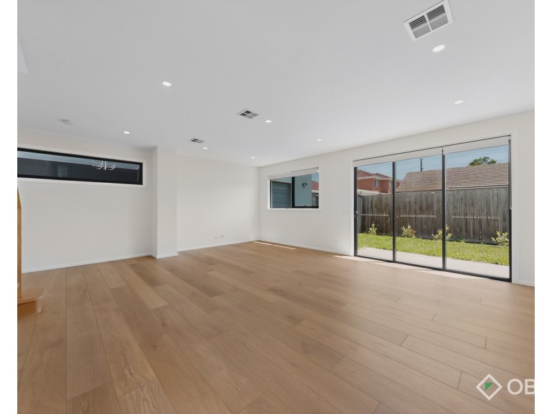 2/7 Surrey Crescent, Oakleigh East VIC 3166