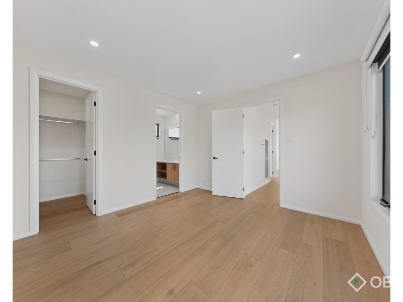 2/7 Surrey Crescent, Oakleigh East VIC 3166