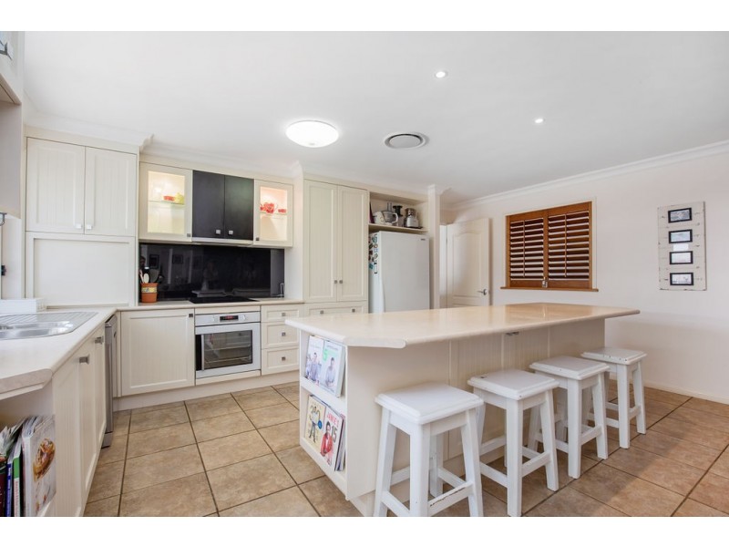 112 Crestwood Drive, Molendinar QLD 4214