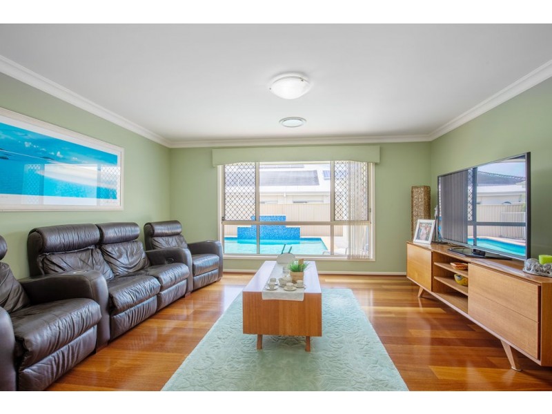 112 Crestwood Drive, Molendinar QLD 4214