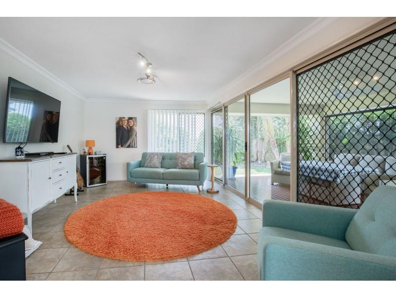 112 Crestwood Drive, Molendinar QLD 4214