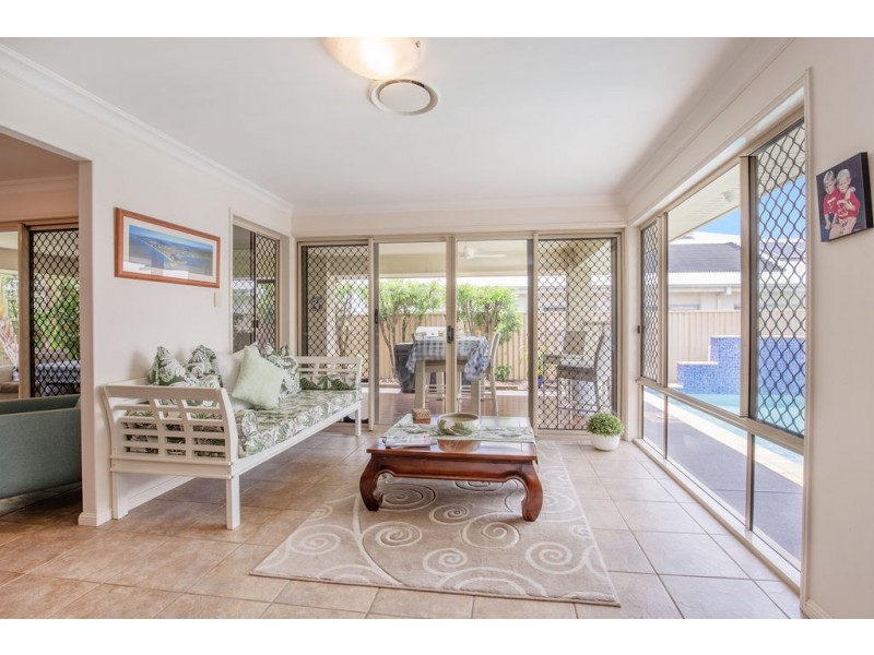 112 Crestwood Drive, Molendinar QLD 4214