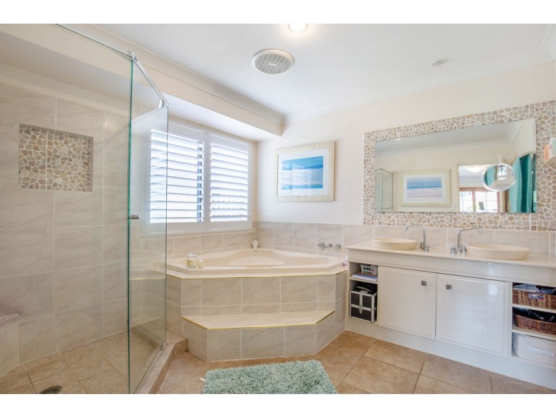 112 Crestwood Drive, Molendinar QLD 4214