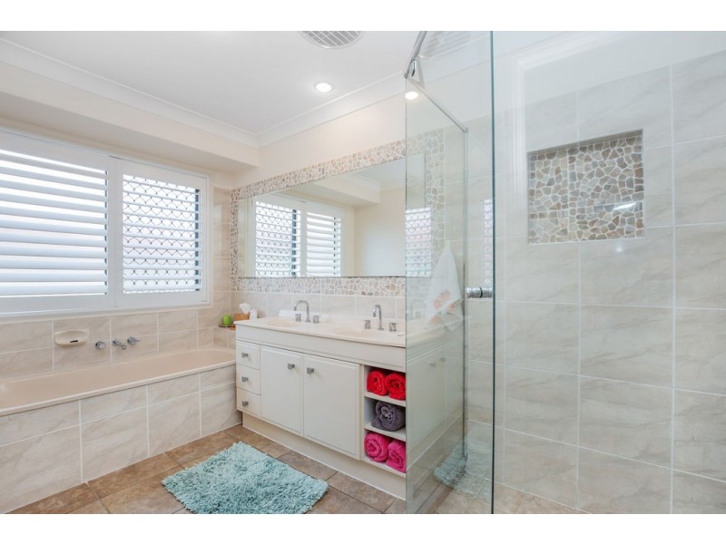 112 Crestwood Drive, Molendinar QLD 4214