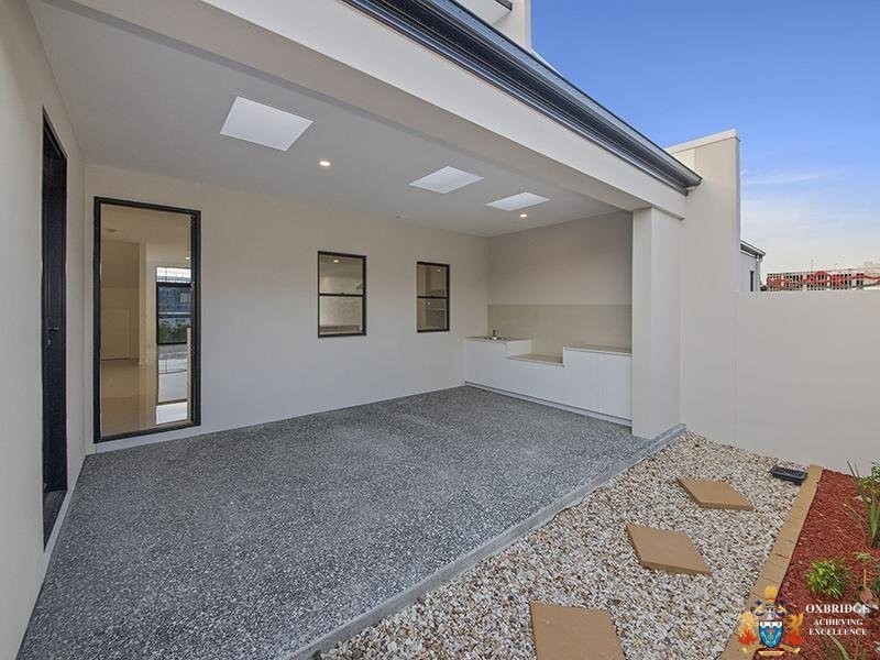 2/2 Heights Drive, Robina QLD 4226