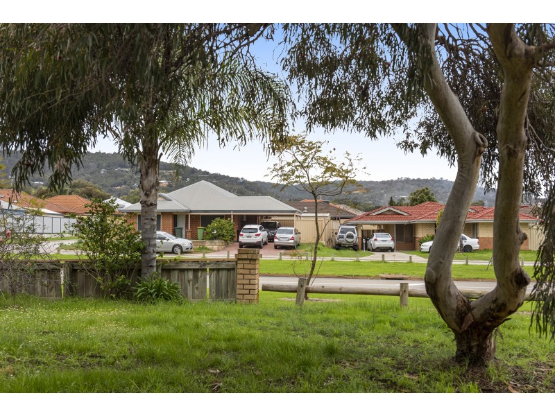 10 Eaglehawk Grove, Brookdale WA 6112