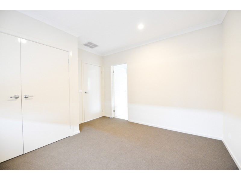 8 Travel Avenue, Tarneit VIC 3029