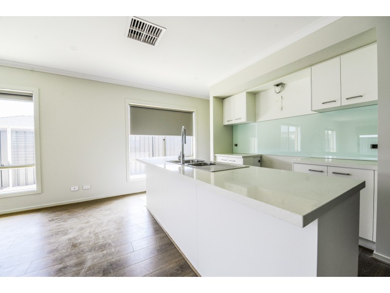 8 Travel Avenue, Tarneit VIC 3029