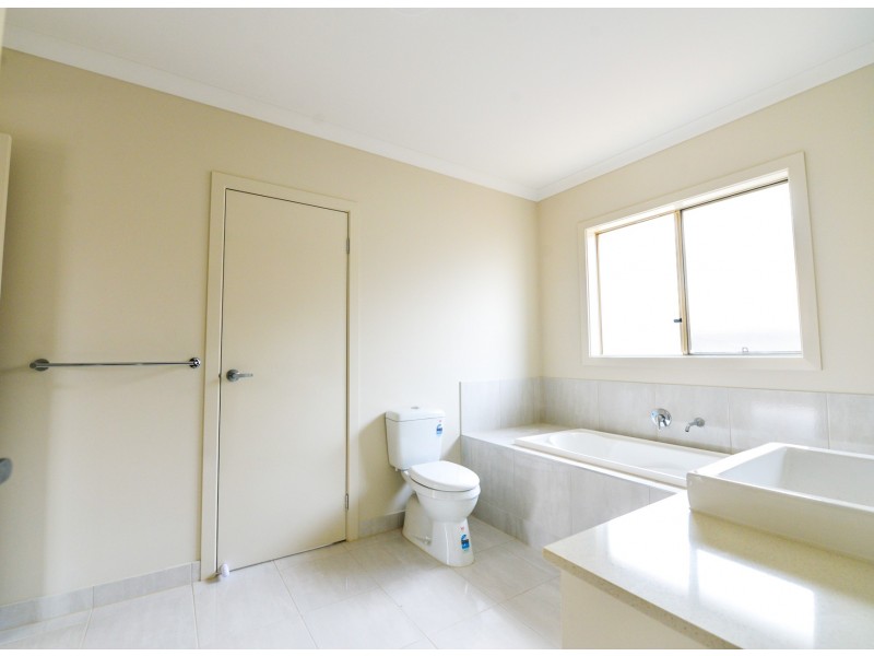 8 Travel Avenue, Tarneit VIC 3029