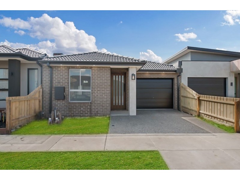 8 Coco Drive, Mickleham VIC 3064