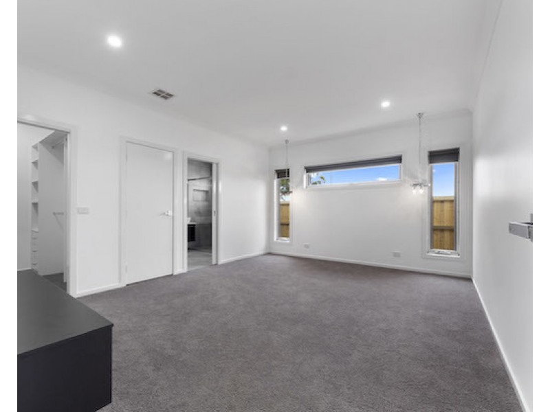 Clyde North VIC 3978