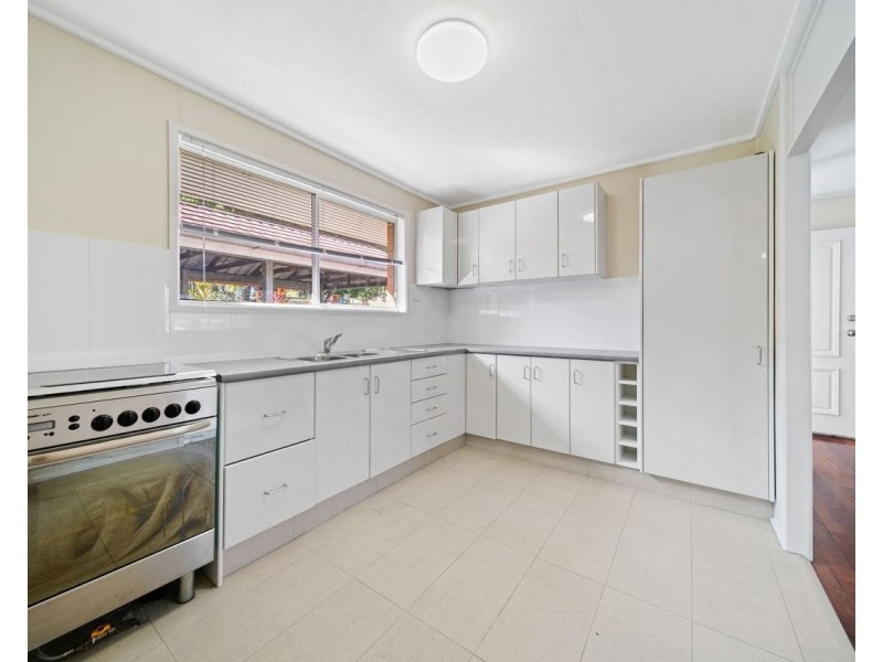 8 Pickering Street, Riverview QLD 4303