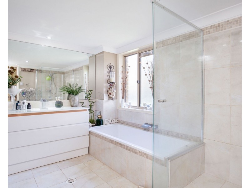 1 Cootharaba Drive, Helensvale QLD 4212