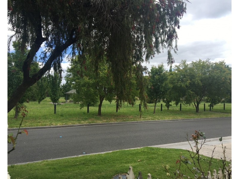 8 Kellett Street, Cranbourne North VIC 3977