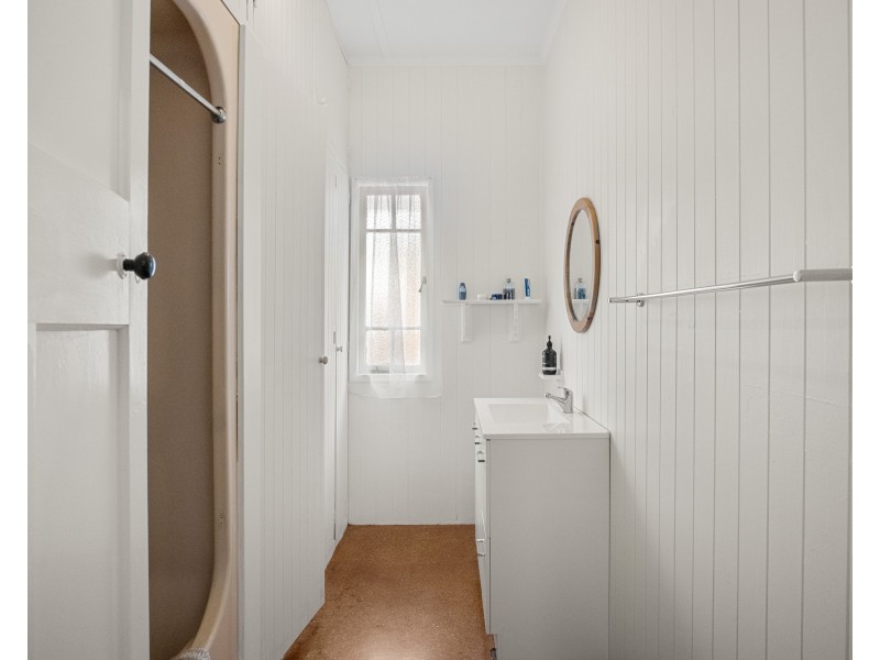 32 Robinson Street, Coorparoo QLD 4151