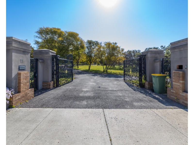 11 Livingstone Drive, Canning Vale WA 6155