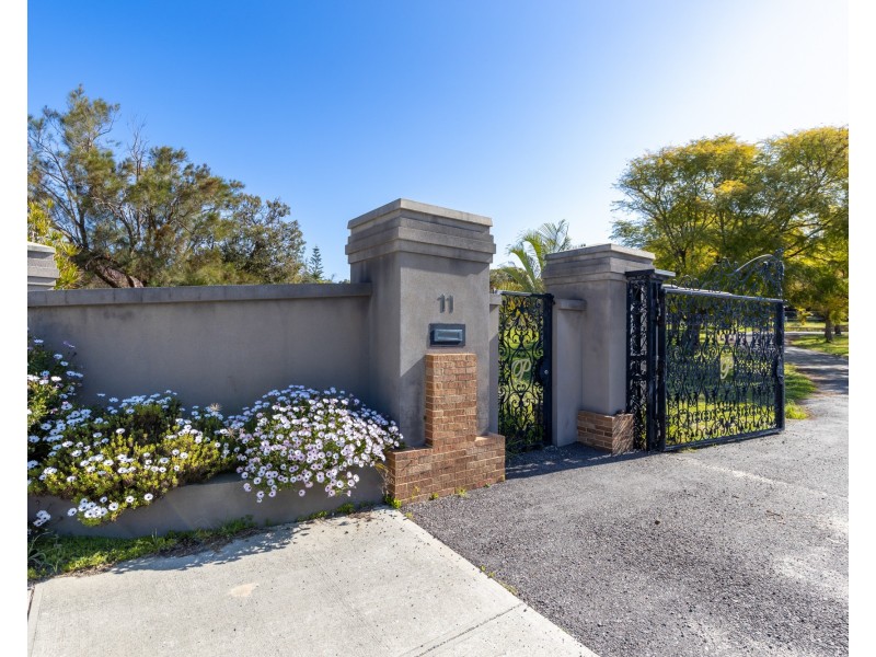 11 Livingstone Drive, Canning Vale WA 6155