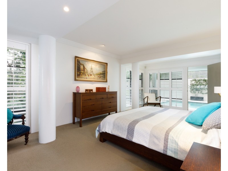 25 Eighth Avenue, St Lucia QLD 4067