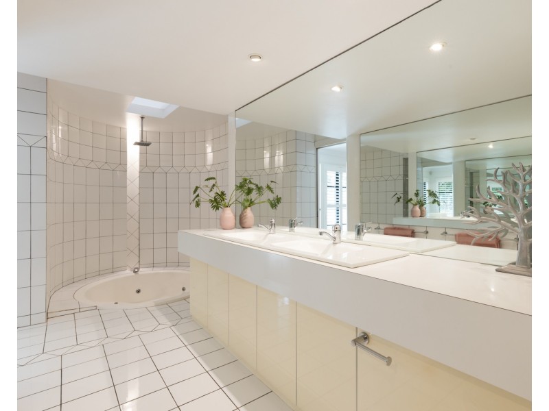 25 Eighth Avenue, St Lucia QLD 4067