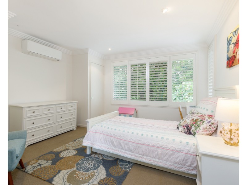 25 Eighth Avenue, St Lucia QLD 4067