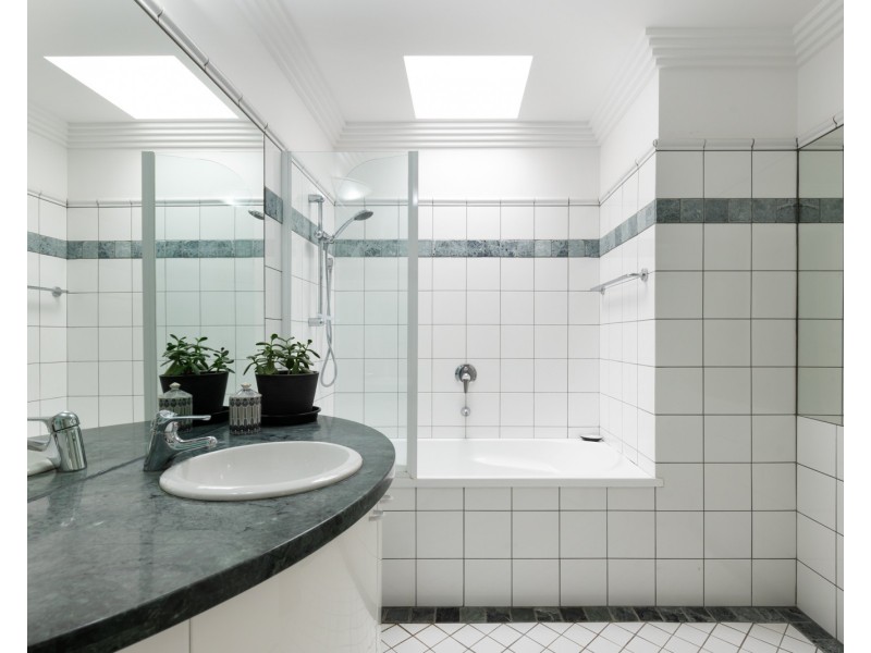 25 Eighth Avenue, St Lucia QLD 4067