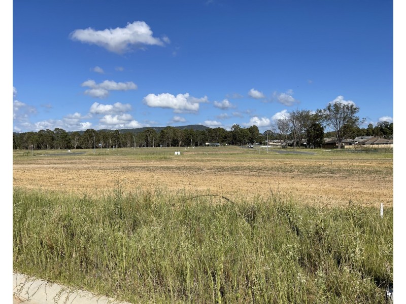 42 Lakeside Circuit, Cessnock NSW 2325