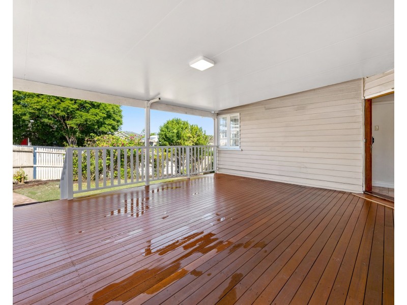 64 Holland Road, Holland Park QLD 4121