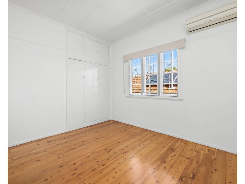 64 Holland Road, Holland Park QLD 4121