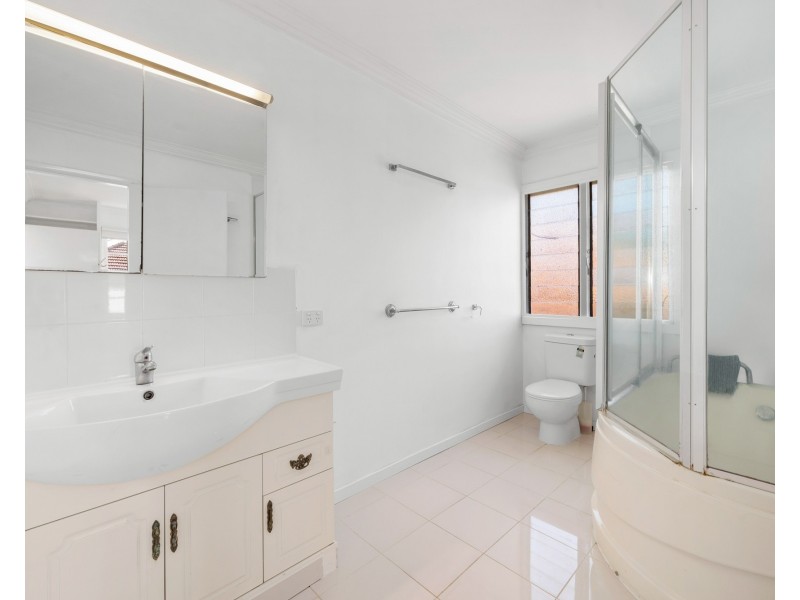 64 Holland Road, Holland Park QLD 4121