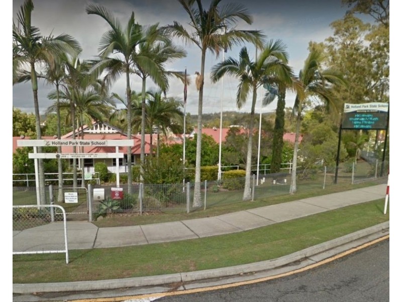 64 Holland Road, Holland Park QLD 4121