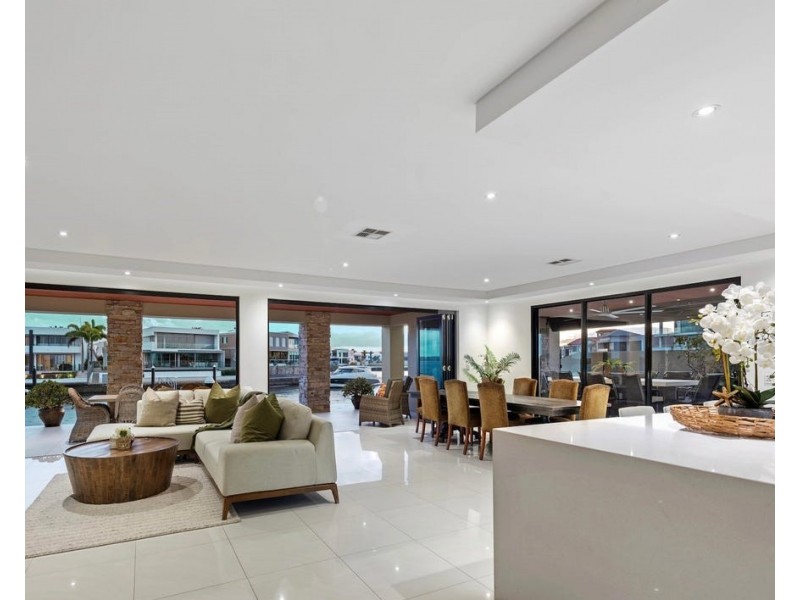 Sovereign Islands QLD 4216