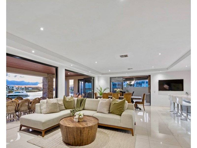 Sovereign Islands QLD 4216