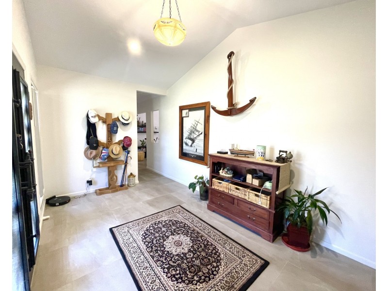 16 Pine Street, Jacobs Well QLD 4208