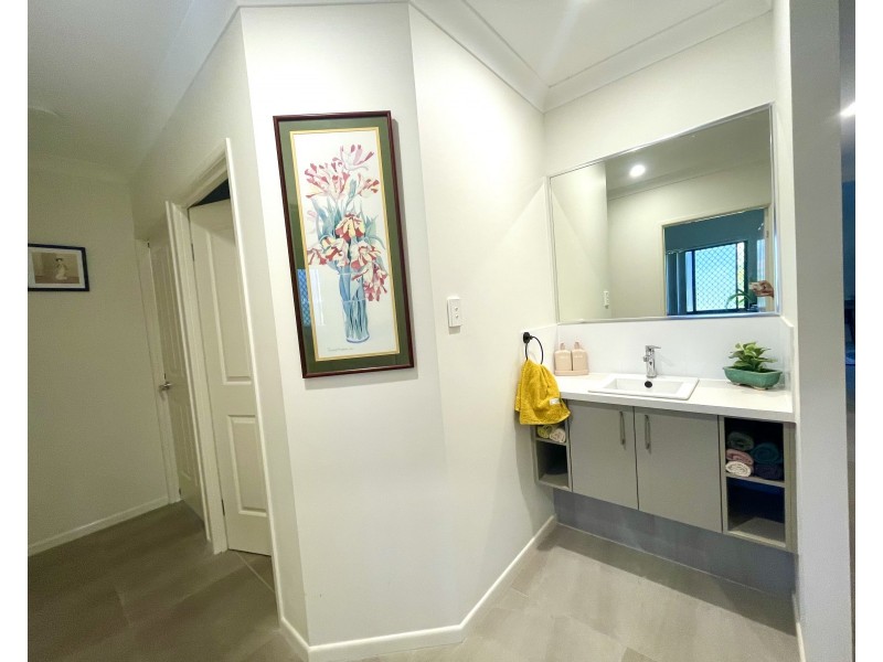 16 Pine Street, Jacobs Well QLD 4208