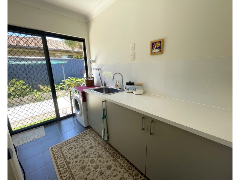 16 Pine Street, Jacobs Well QLD 4208